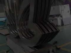 304 การออกแบบแบบที่กําหนดเอง กระจกสลิเวอร์ สีม่วง สวนกลางแจ้ง รูปปั้นจากสแตนเลส