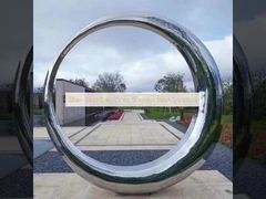 ประติมากรรมสแตนเลสสีเทาเงินทอง