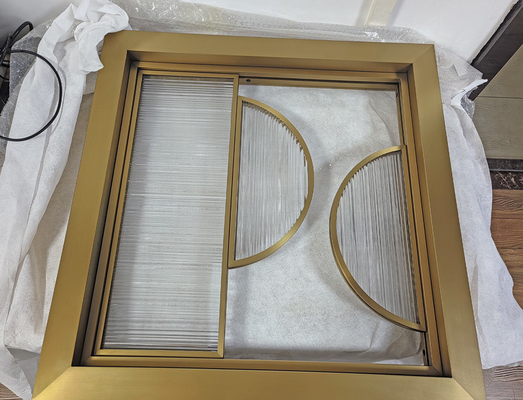 304 สีทอง Hairline สูงสุด Custom Glass สแตนเลส Screen Partition สําหรับตกแต่งบ้านโรงแรม