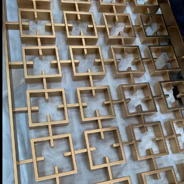 ราคาดี การออกแบบกลวงสแตนเลสสตีลพาร์ติชั่นห้องนั่งเล่นผนังพื้นหลังโครงการโรงแรมตกแต่ง ออนไลน์